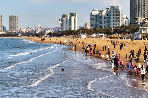 Torch Eight Street Beach in Weihai draws flocks of visitors