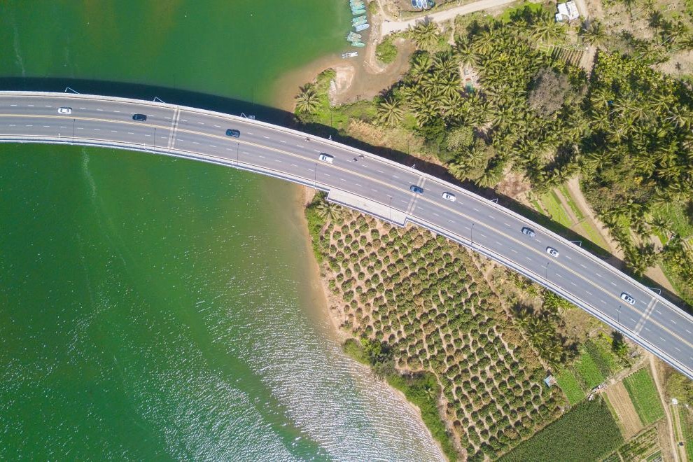 Scenic loop highways promote tourism in South China's Hainan