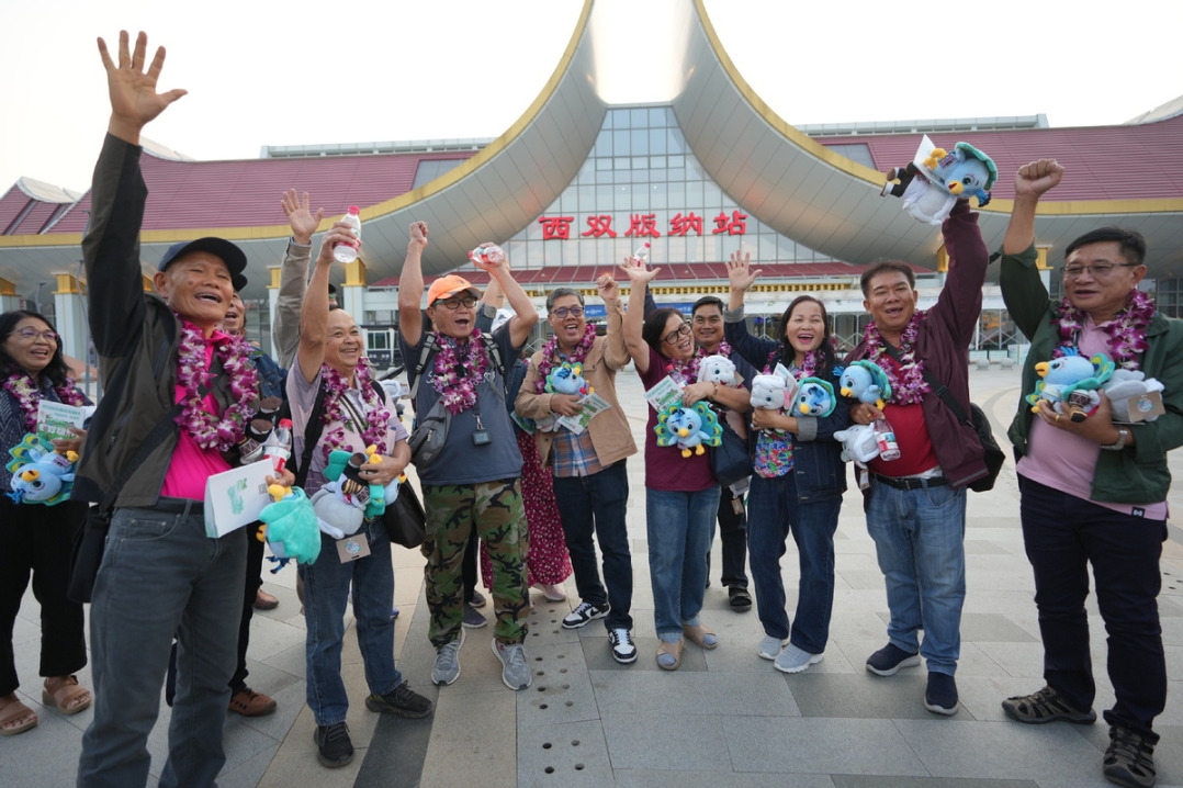 First visa-free ASEAN tour group enters China's Xishuangbanna