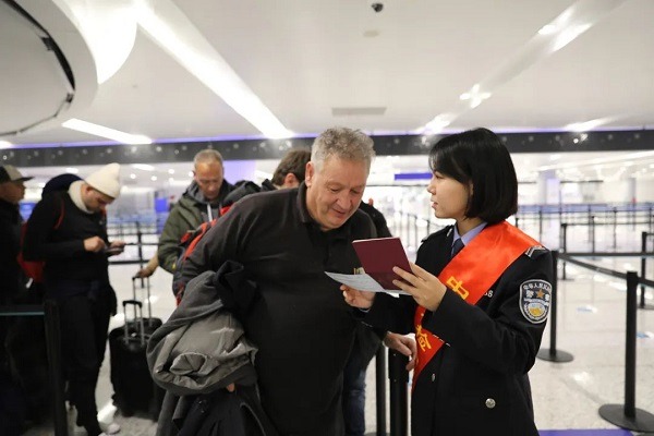 Foreign arrivals surge at Hangzhou Intl Airport amid visa-free access