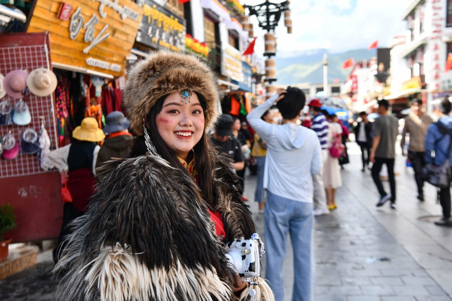 Lhasa's mayor welcomes all to enjoy its culture