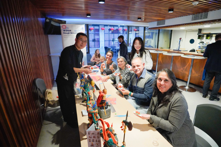 Zhiyin Hubei meets Spain