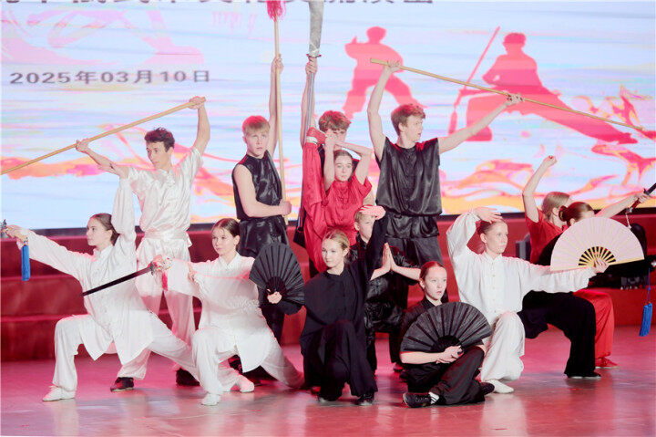 Nantong, Russian students jointly perform martial arts