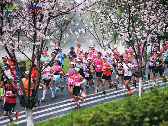 Tens of thousands lace up for 2025 HLA Wuxi Marathon