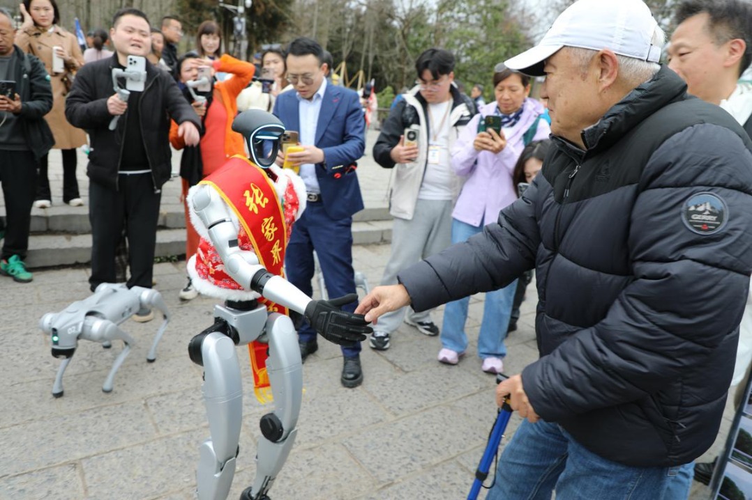 Robots and robotic dogs delight tourists in Zhangjiajie