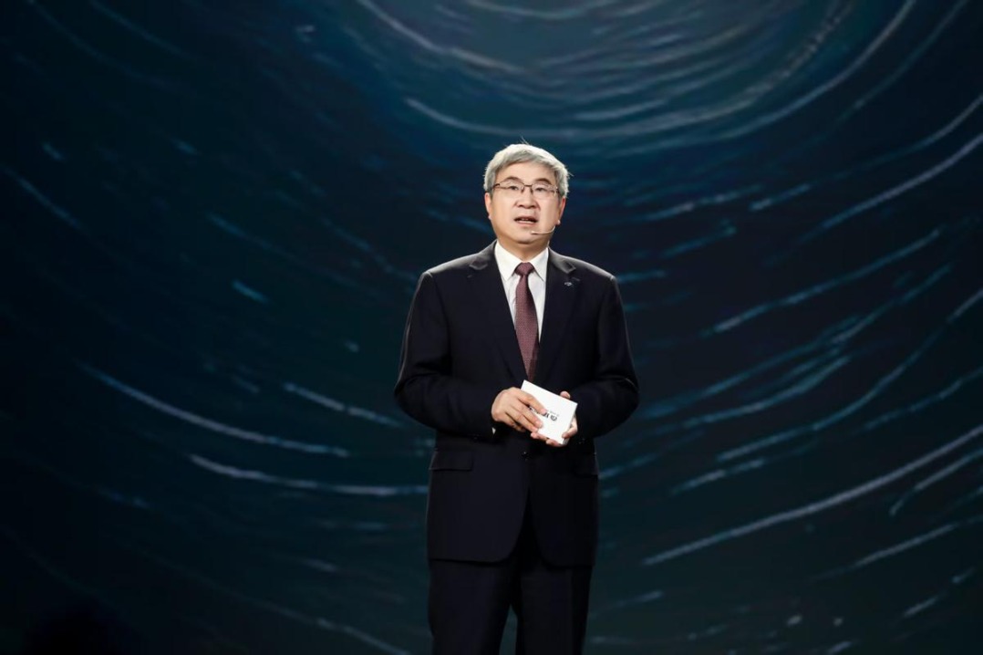 Chery vehicle fleet autonomously crosses Yangtze River bridge