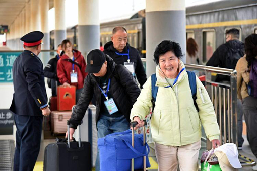 Bright outlook for fully booked Shandong senior-friendly trains