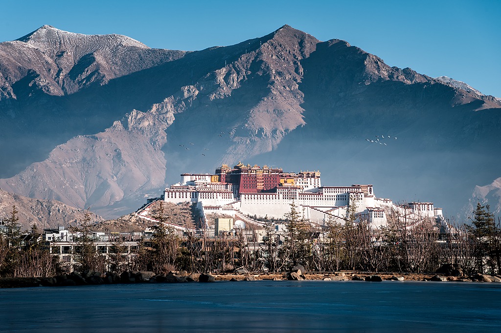 Xizang welcomes foreign tourists: official