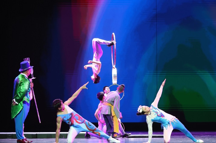 Acrobatic show lights up Jiangxi