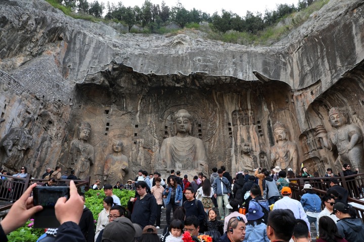 Crowds flock to Longmen Grottoes in Luoyang