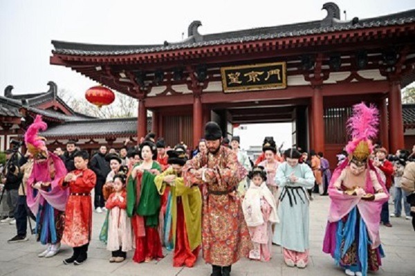 Huaqing Palace sets off Hanfu craze in Xi'an
