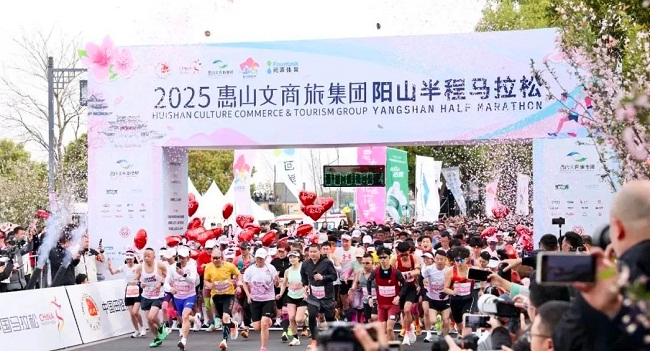Marathoners dash through peach blossoms