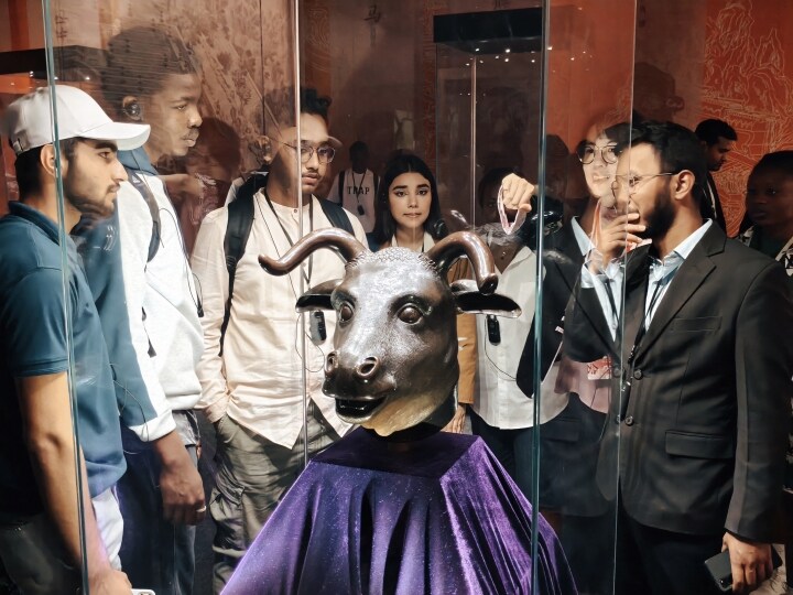 Intl students relish Chinese culture from relics