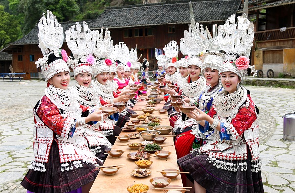 台江苗族姊妹节苗家姊妹干一杯 （张奎 摄）.jpg