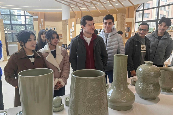 Expat students explore traditional pottery in Hangzhou