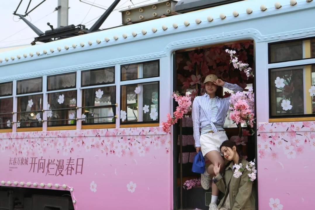 Changchun's spring tramcar draws crowds on blossoming journey