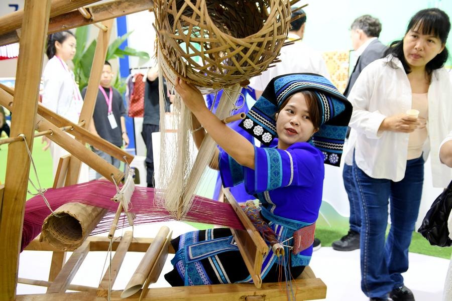 Intangible cultural heritage shines at 5th CICPE in Hainan