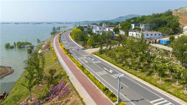 Embracing tranquil beauty of spring at Dongping Lake
