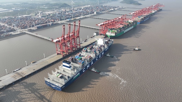 World's largest LNG-powered ship docks at Ningbo-Zhoushan Port
