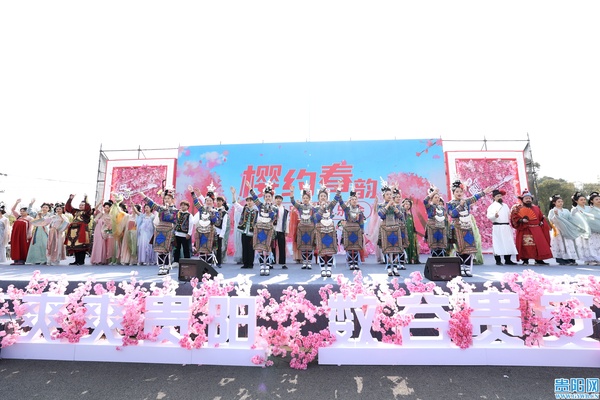 贵阳路边音乐会贵安樱花园中奏响文旅融合春之声.jpg