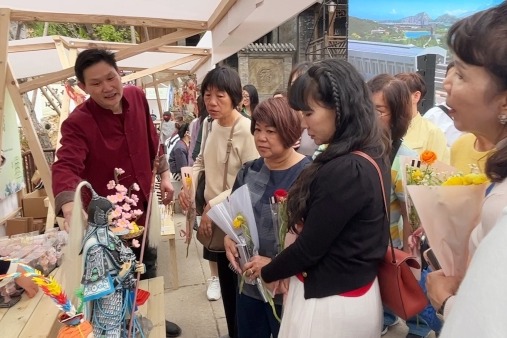 Southeast Asian tourists delight in Mingshui Ancient Town's spring beauty