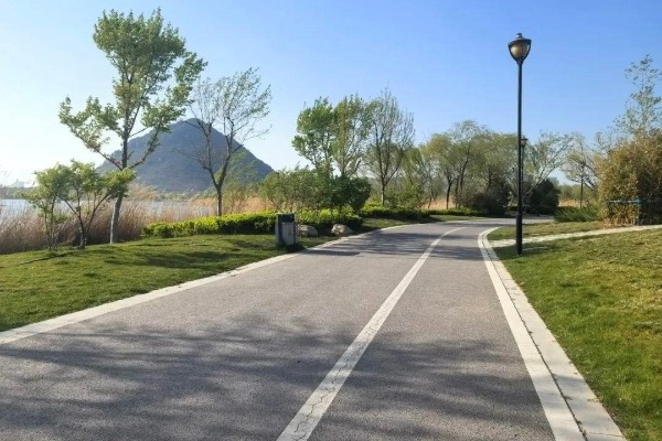 Newly-built 9.5-kilometer lakeside road opens at Huashan Mountain Scenic Area