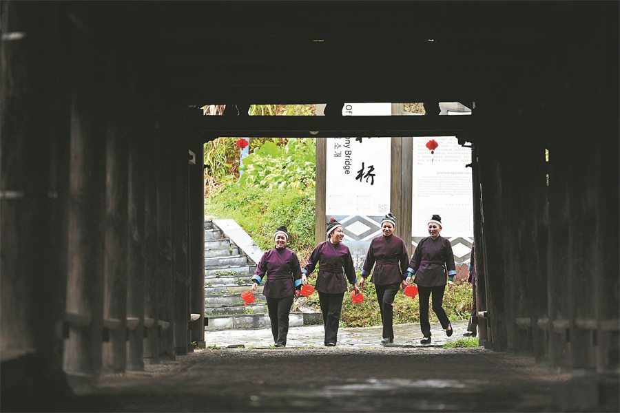 Dong farmers sow love of opera tradition