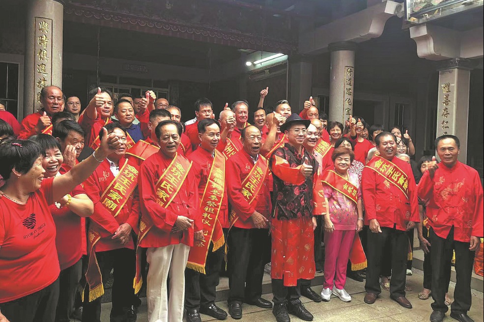 Taiwan people trace family roots on mainland