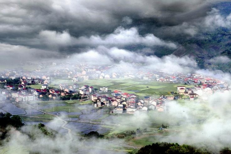 Hunan's mystical peaks draw nature-loving travelers