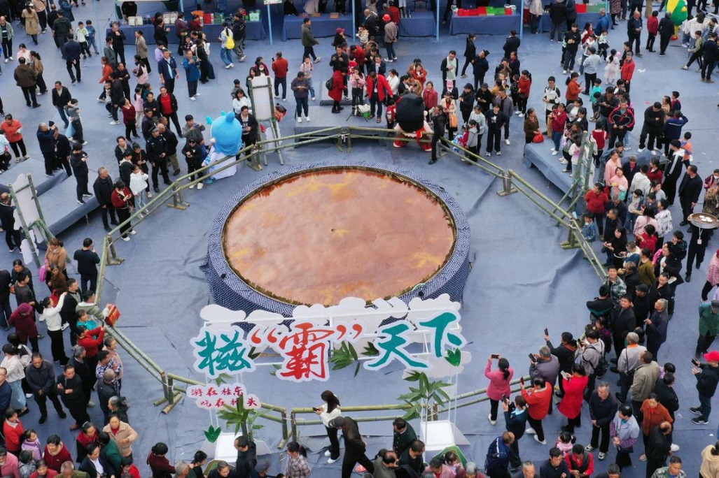 World's largest rice cake made in Hunan