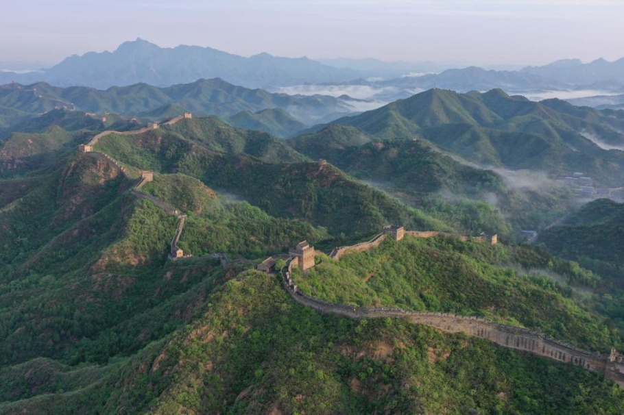 Rare phenomenon envelops Jinshanling Great Wall in mesmerizing clouds