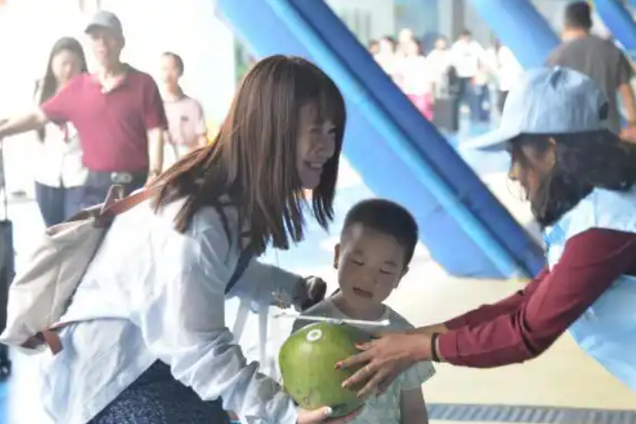 China rolls out red carpet for tourists during May Day holiday