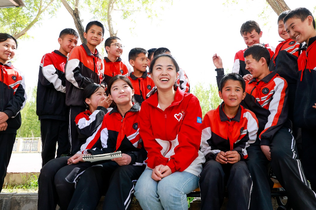 Volunteer teachers illuminate classrooms in rural Xinjiang