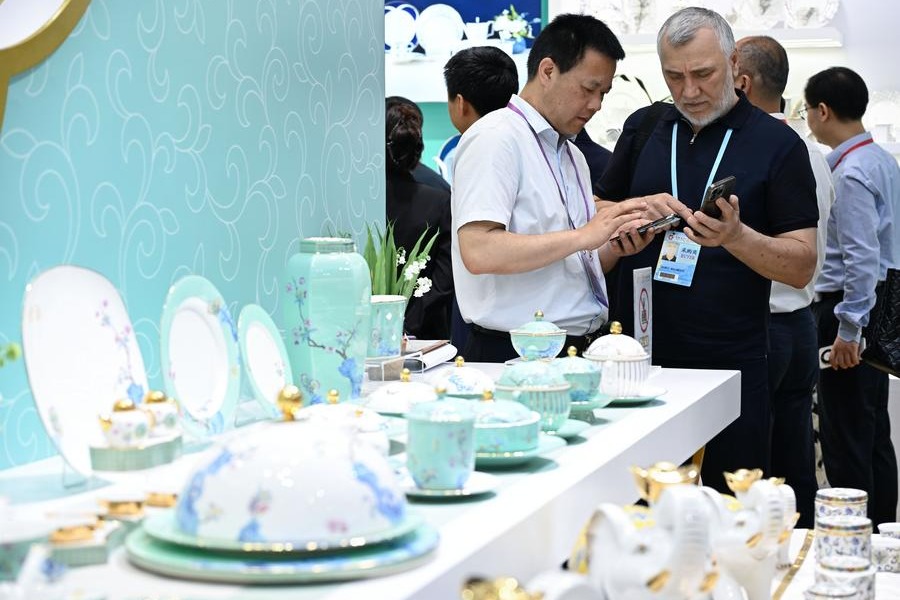 137th Canton Fair draws over 220,000 overseas buyers
