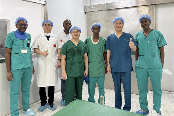 Chinese medical workers perform first cerebral angiography procedure in Burkina Faso