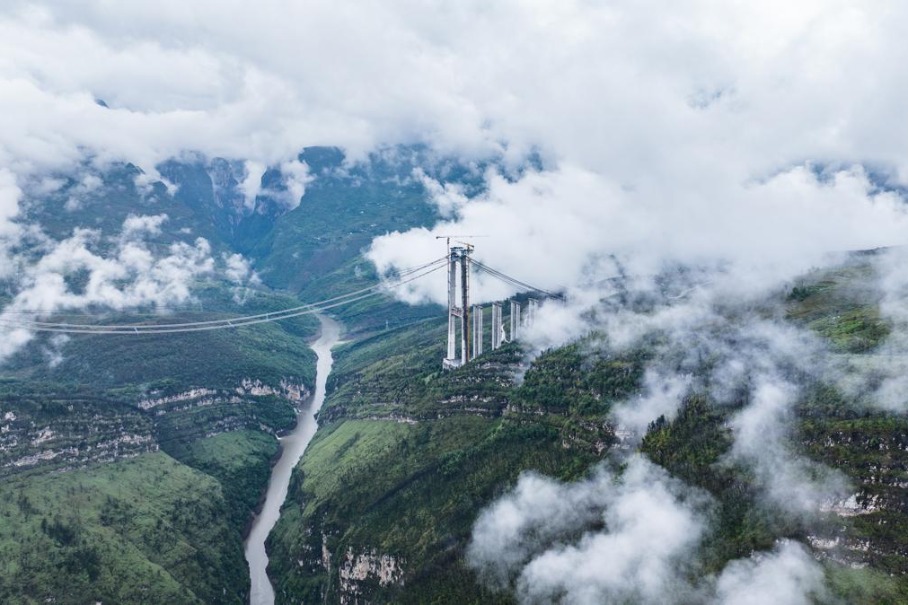 Mist transforms Guizhou bridge into floating wonder