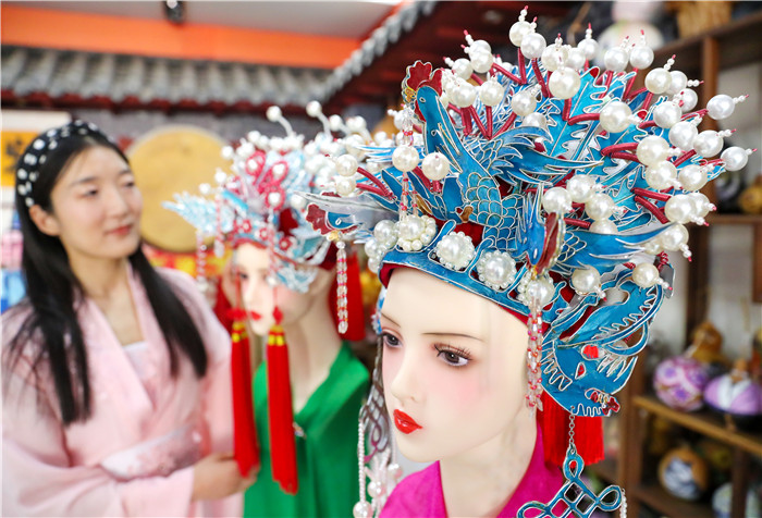 Puppet show artist in Qingdao preserves old folk art