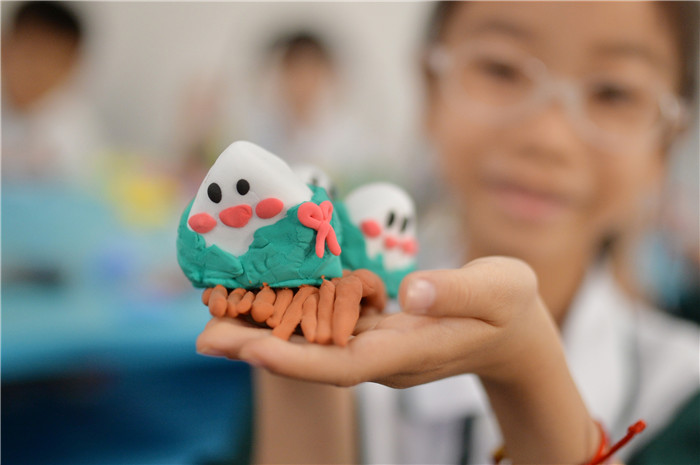 Students in Qingdao embrace Dragon Boat Festival spirit