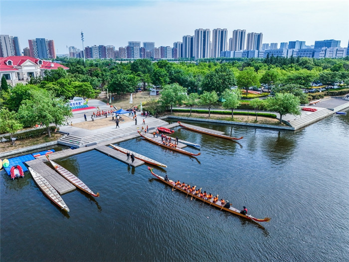 Dragon boat racing experience held on Children's Day in Qingdao