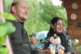 Expats visit Liyuan Garden for beautiful scenery