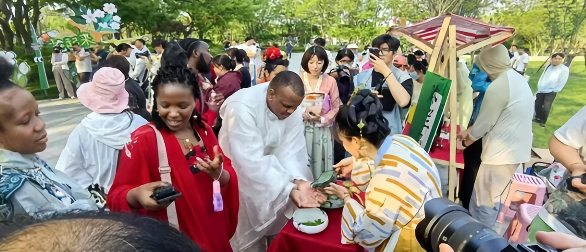 Nantong engages intl students in Dragon Boat Festival celebrations