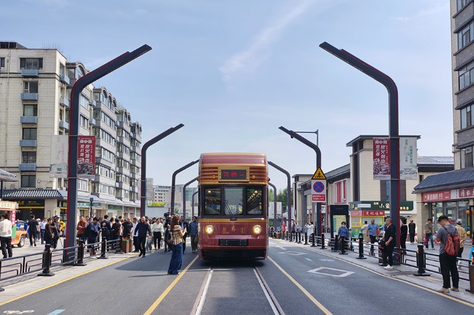Hydrogen-powered rail transit vehicle debuts on Changchun streets