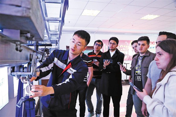 Xi'an training center helping to put Bogota's first metro line on track
