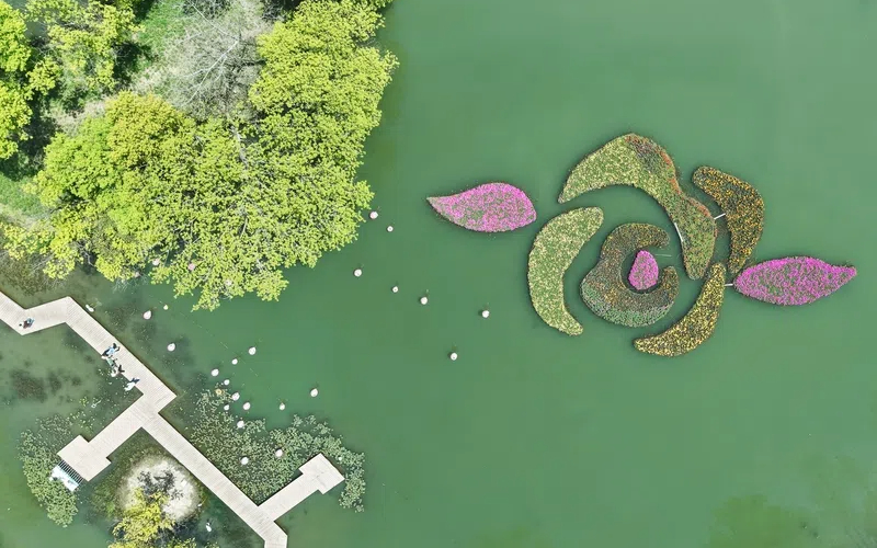 Visiting Zhejiang to study green development experience