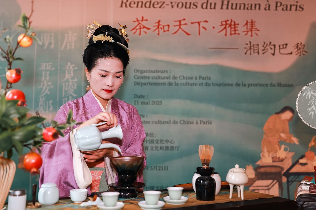 Parisians experience Hunan's tea culture