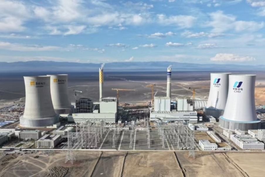 Desert-based renewable energy transmission base in Xinjiang goes into operation