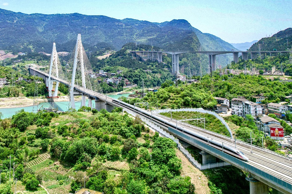 Key high-speed rail link opens in SW China