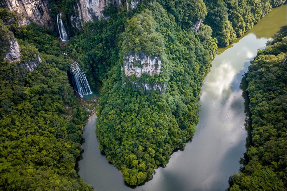 Karst canyon hides twin waterfalls outside Guiyang