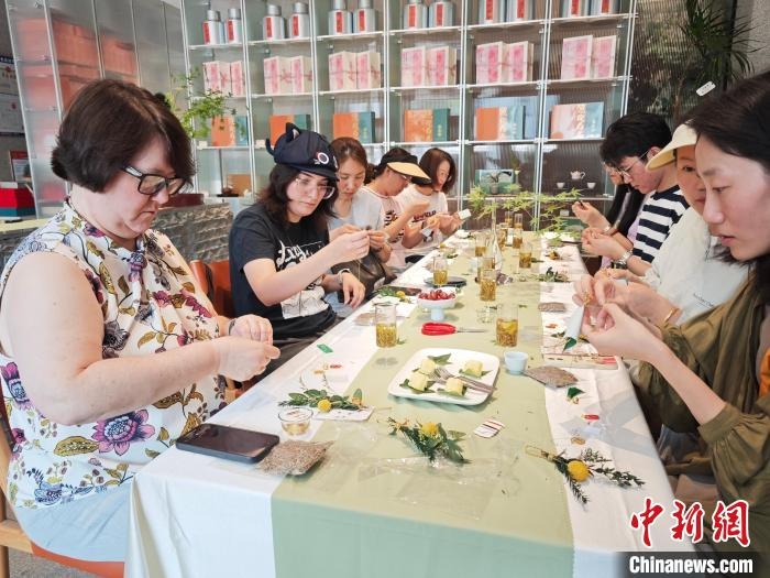Foreign teacher, students experience Dragon Boat Festival traditions in Wuxi