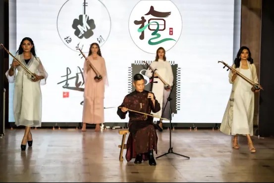 Meicun erhu shines at Silicon Valley Fashion Week in San Francisco